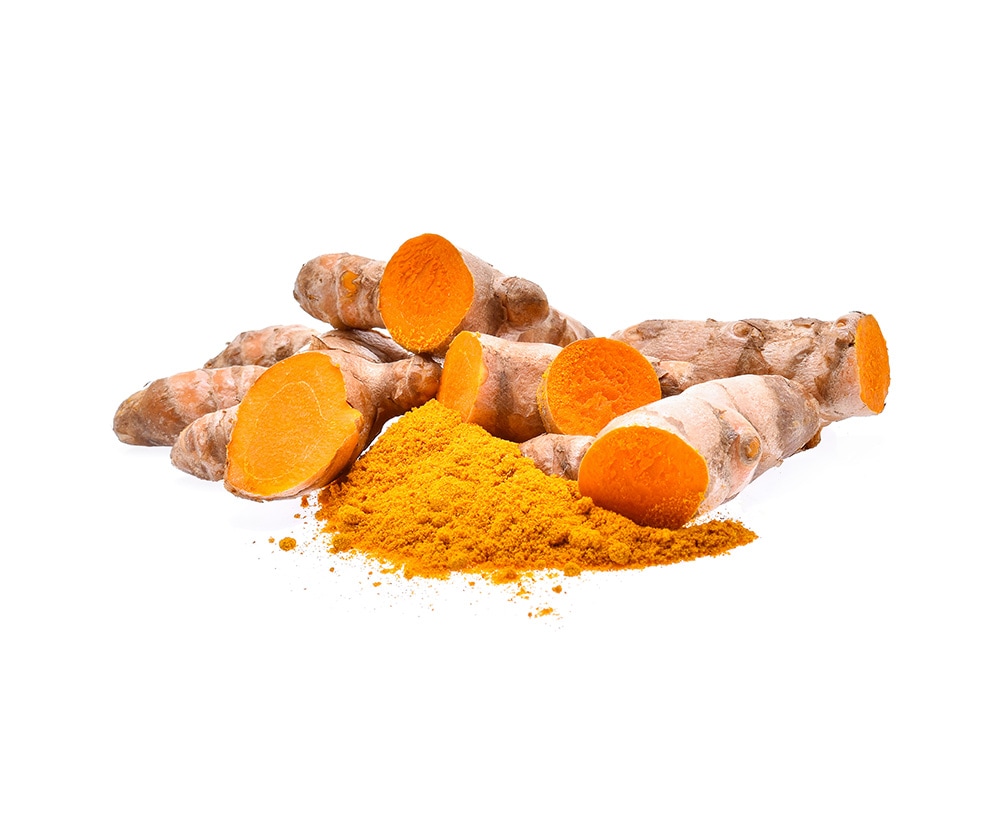 Auf dem Bild sind frische Kurkuma-Wurzeln zu sehen, von denen einige aufgeschnitten sind, sowie gelbes Kurkumapulver daneben. Die Wurzeln haben eine orangefarbene Innenseite und eine braune Außenhaut.