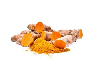 Auf dem Bild sind frische Kurkuma-Wurzeln zu sehen, von denen einige aufgeschnitten sind, sowie gelbes Kurkumapulver daneben. Die Wurzeln haben eine orangefarbene Innenseite und eine braune Außenhaut.