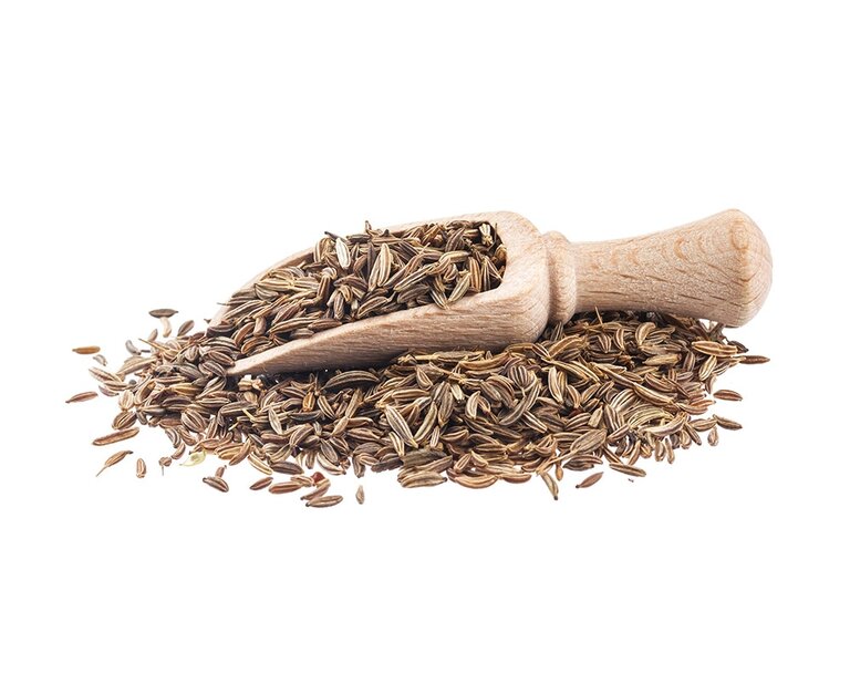 Holzlöffel mit Kümmelsamen, die um ihn herum verteilt sind. Die Samen sind braun und haben eine längliche Form.
