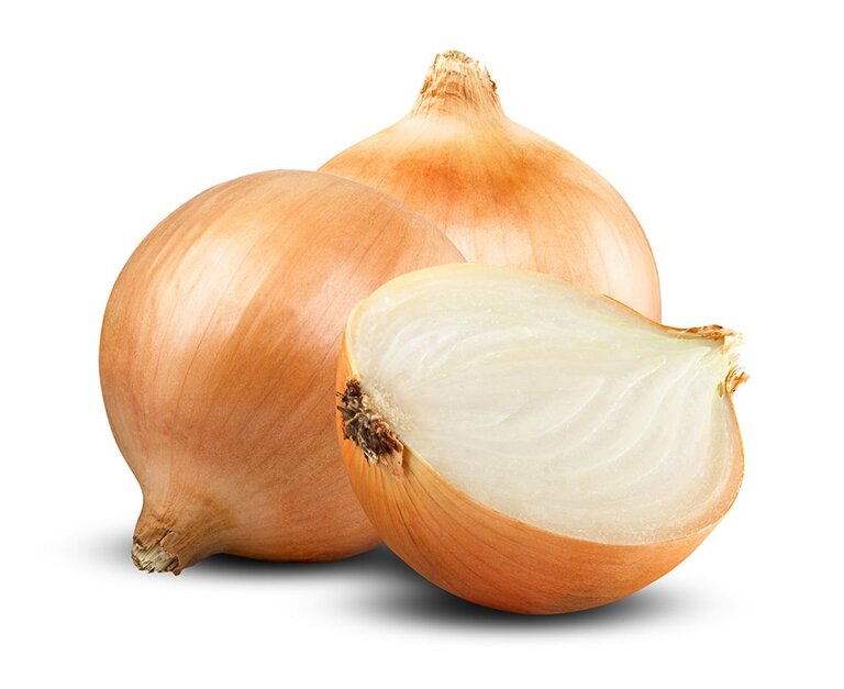 Drei Zwiebeln, zwei ungeschnitten und eine zur Hälfte aufgeschnitten, um das Innere zu zeigen. Die Zwiebeln haben eine braune, glatte Schale und das Innere ist weiß und saftig.