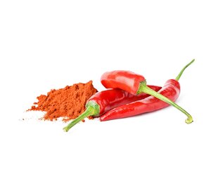 Zwei rote Chilischoten liegen neben einem Haufen rotem Paprikapulver auf einem weißen Hintergrund.